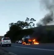 [Vídeo] Carro pega fogo após colisão em Branquinha