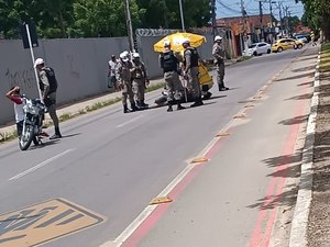 Motociclista tenta furar blitz e deixa policial militar ferido no Benedito Bentes