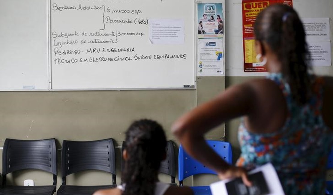 De cada 100 inadimplentes, 37 devem até R$ 500, diz CNDL
