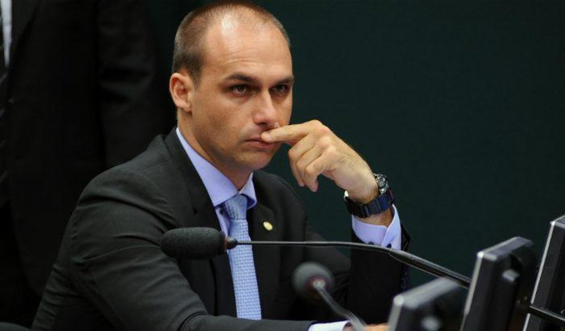 Filho de Bolsonaro elogia ação da Justiça Eleitoral em universidades