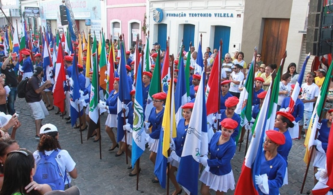 Mais de 6 mil pessoas prestigiam desfile cívico na abertura dos 200 Anos de Alagoas