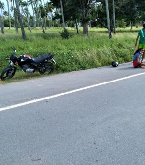 Mulher desvia moto para não atropelar pedestre e sofre acidente em Maragogi