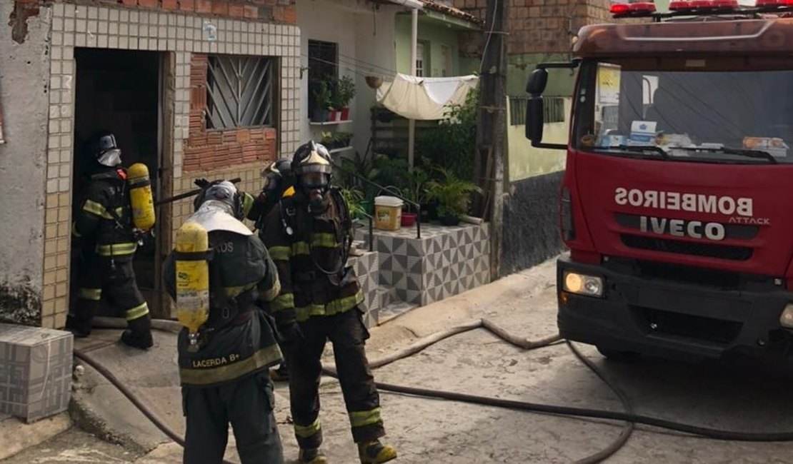 Incêndio destrói quarto de casa no Jacintinho