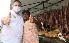 Candidato Luciano Barbosa vai a tradicional feira livre de Arapiraca