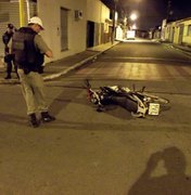 Motociclista avança sinal vermelho e colide na lateral de carro em Arapiraca