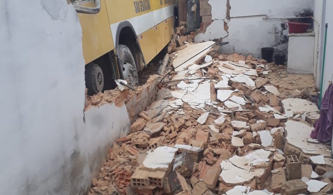 Ônibus descontrolado colide em residencia no centro da cidade, em Penedo 