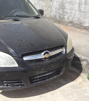 Polícia recupera carro roubado e sem placas na parte alta de Maceió