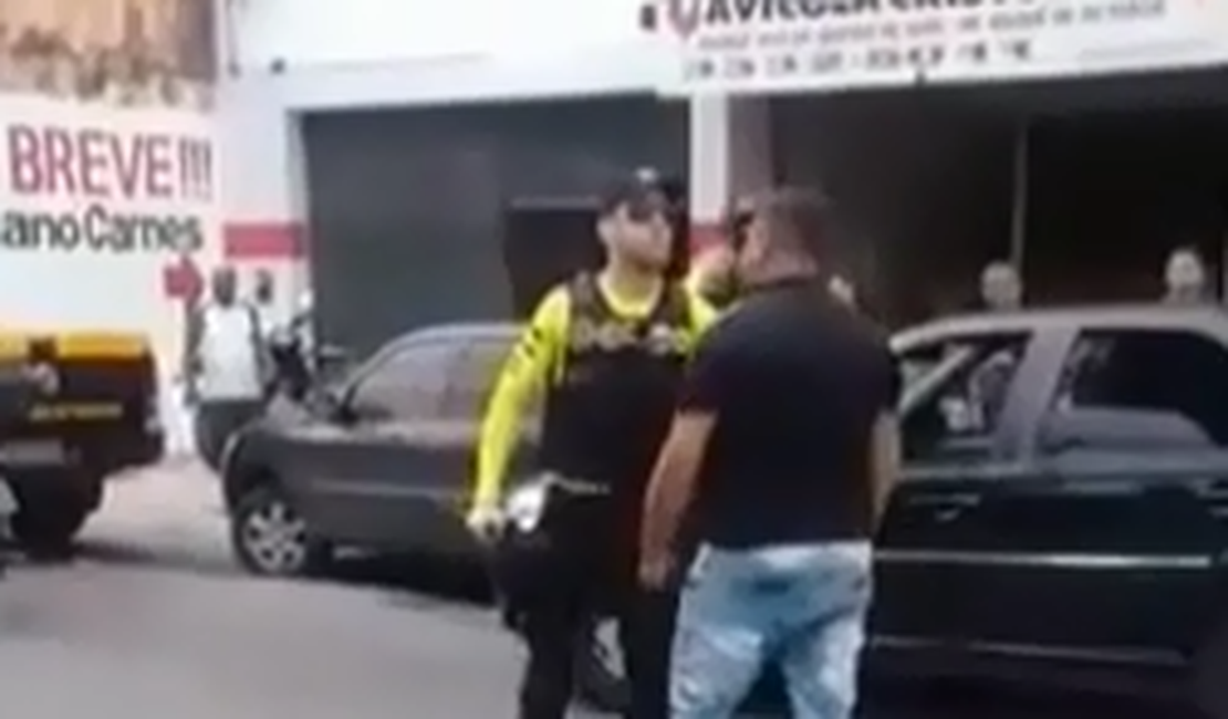 [Vídeo] Motorista se exalta e enfrenta agentes da SMTT