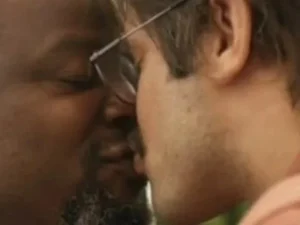 Globo é criticada após exibir beijo gay em Mar do Sertão