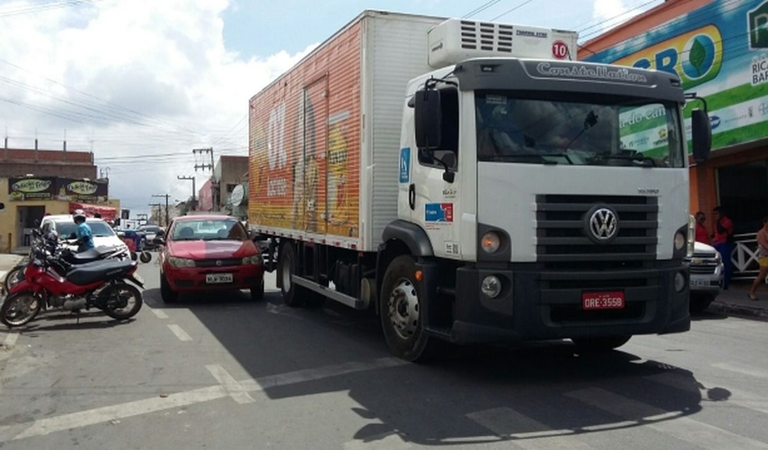 Colisão entre caminhão e carro de passeio deixa trânsito lento no centro de Arapiraca