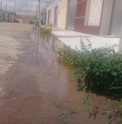 [Vídeo] Moradores denunciam que abastecimento em residencial pode ser prejudicado devido a vazamento de água 