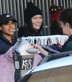 Jessie J passa o Natal ajudando a alimentar moradores de rua nos EUA