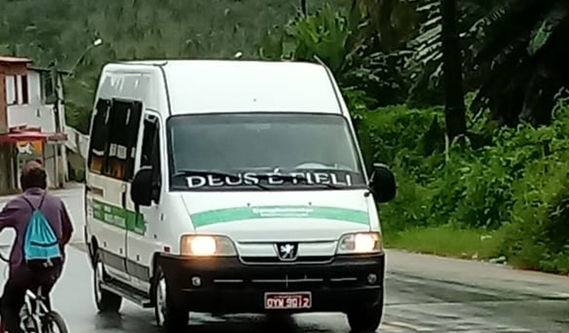 Suspeitos são presos com pedra de cocaína dentro de uma Van, em Arapiraca