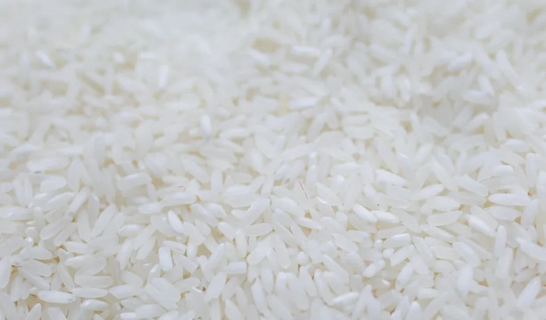Supermercados limitam vendas de arroz em meio à possível escassez por causa de enchentes no RS