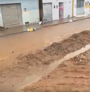 Moradores de Arapiraca gravam vídeo para denunciar situação de rua após chuva