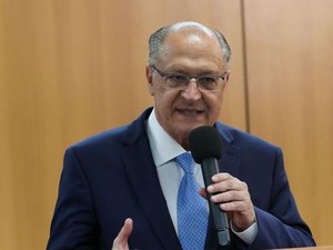 Alckmin diz que Lula cumpre rigorosamente promessa de campanha
