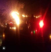 Bombeiros apagam incêndio perto de rede elétrica em Maragogi