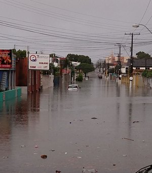 [Vídeo] Temporal deixa bairros de Maceió alagados e trânsito caótico 