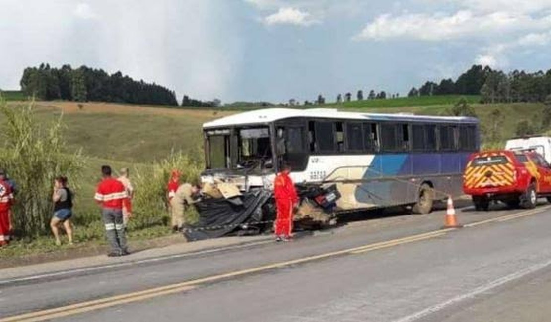 Time de futsal morre em colisão com ônibus