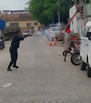 [Vídeo] Homem armado com faca peixeira persegue policiais militares no Mercado Público de Arapiraca