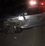 Condutor perde controle do veículo, colide em caminhão e foge após acidente