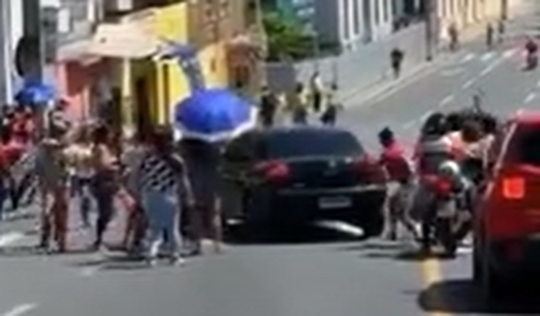 [Vídeo] Mulher é atropelada durante protesto no Centro de Maceió