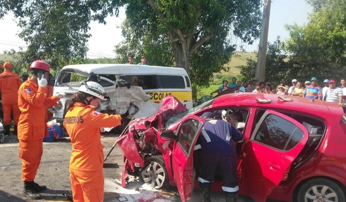 Colisão frontal entre carro e Kombi deixa duas pessoas feridas na BR-316