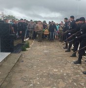 [Vídeo] Homenagens da polícia marcam sepultamento de sargento que morreu após acidente