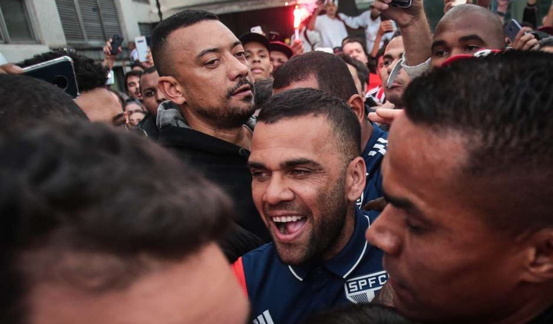 Dani Alves divulga campanha de doação de cestas básicas para comunidades carentes
