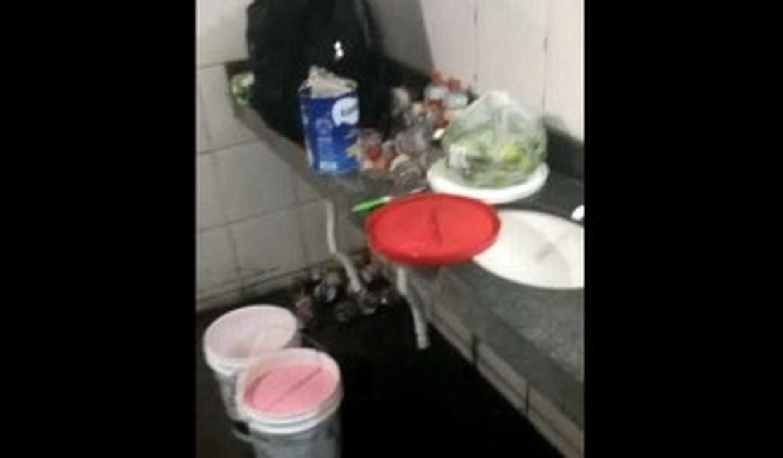 Polícia flagra produção de sacolés dentro de banheiro rodoviário
