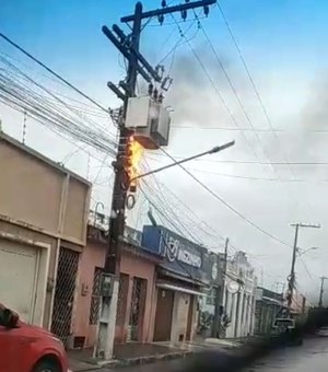 [Vídeo] Poste pega fogo e derruba fiação no Alto de Cruzeiro, em Arapiraca