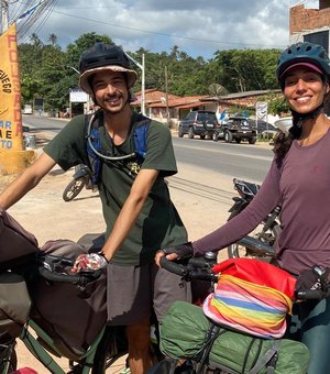 Casal que viaja o Brasil de bicicleta desembarca no Litoral Norte de AL