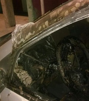 Estacionado na porta de casa, carro é incendiado em Santana do Ipanema