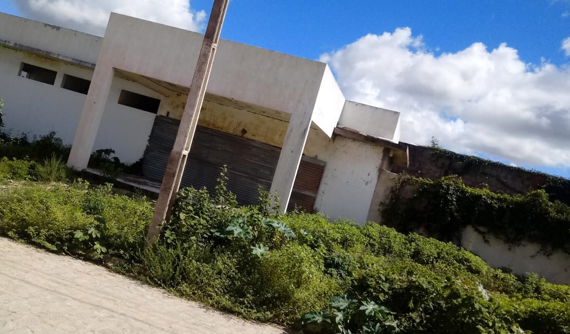 Obra paralisada da Prefeitura causa transtornos a moradores em Arapiraca