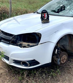 Carro encontrado dentro de fazenda no município de Junqueiro foi roubado em Arapiraca