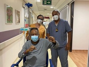 Pelé retorna ao hospital para nova sessão de quimioterapia