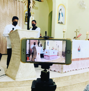 Paróquia interrompe transmissão online de Missa após padre passar mal durante celebração