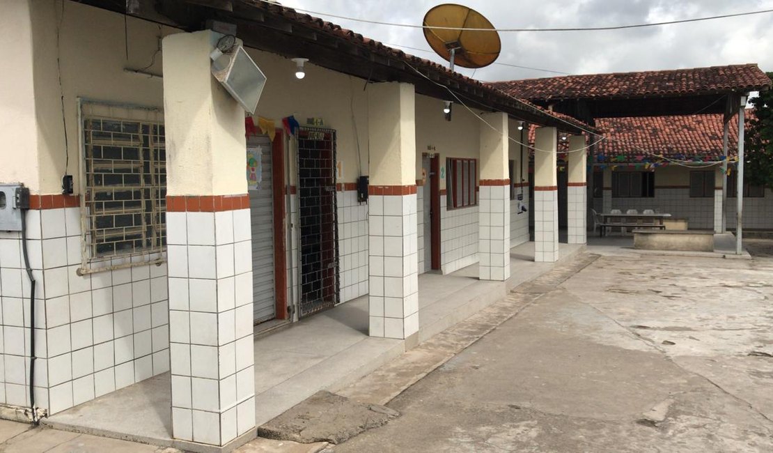 Escola de Arapiraca suspende aulas devido a goteiras e vazamentos