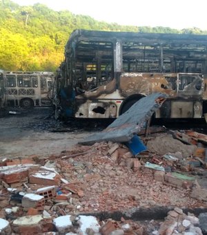 Incêndio em pátio de empresa destrói ao menos 58 ônibus; prejuízo chega a R$ 20 milhões