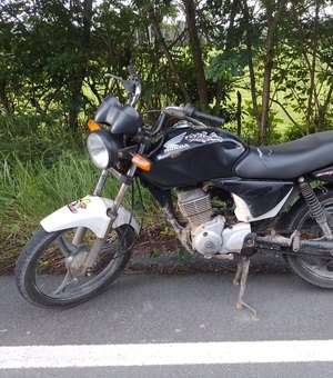 Jovem é flagrado com moto roubada em Porto de Pedras