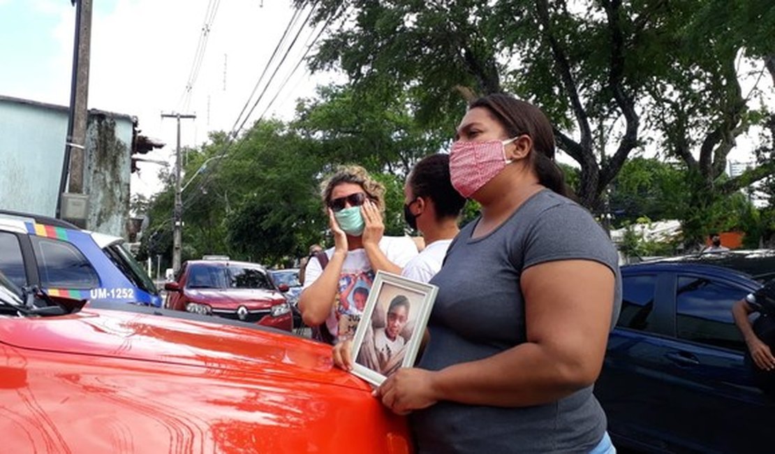 'Eu tinha que vir', diz mãe do menino ao aguardar saída de ex-patroa na delegacia