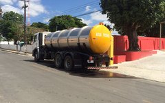 Caminhão-pipa leva água potável de Penedo para Piaçabuçu