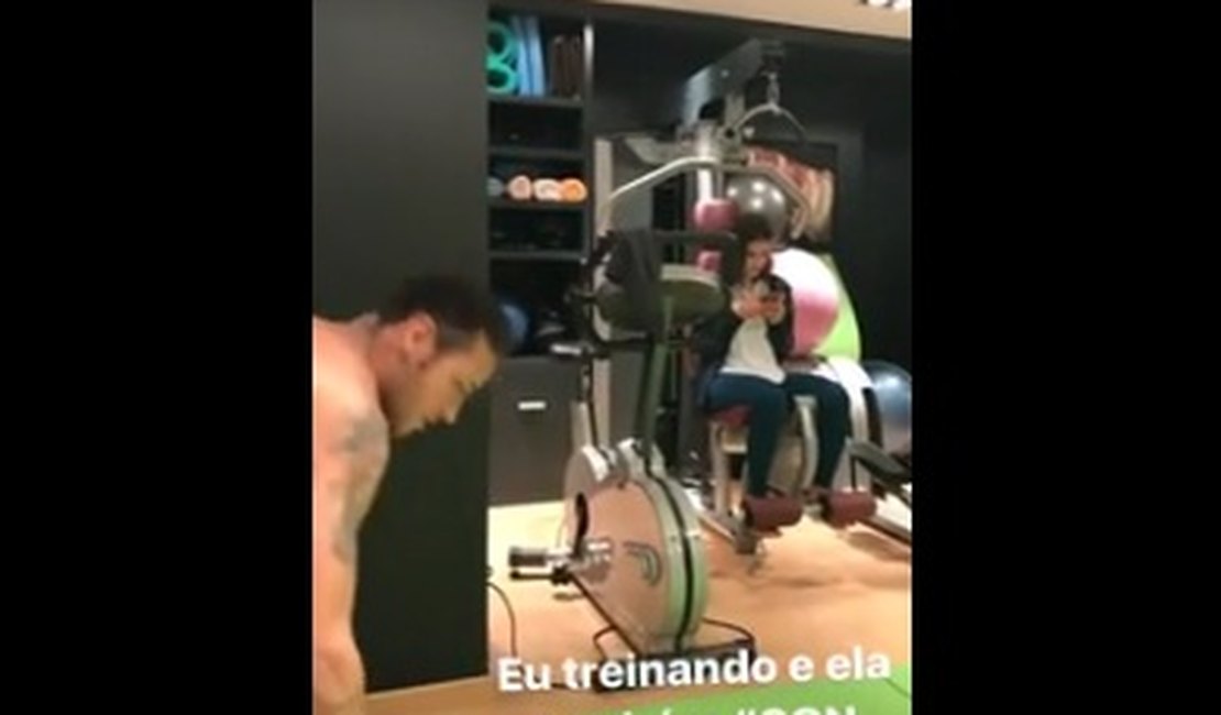 [Vídeo] De cueca, Neymar malha ao som de rap, enquanto Marquezine fica ao celular