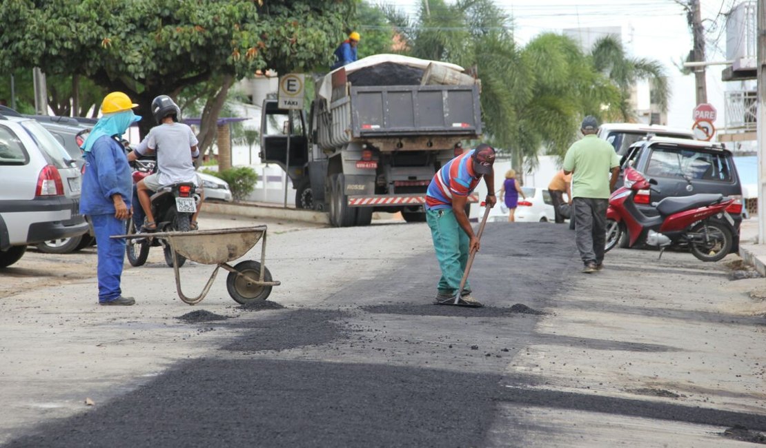 Prefeitura de Arapiraca começa revitalização asfáltica nas ruas da cidade