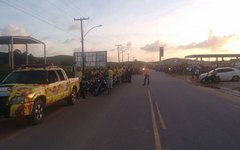 Centenas de motoqueiros aguardam o corpo do professor