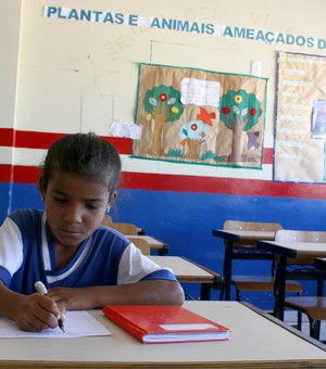 Beneficiários do Bolsa Família devem informar mudança de escola dos filhos
