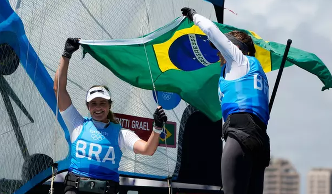 Brasileiras Martine e Kahena conquistam medalha de ouro na vela e são bicampeãs