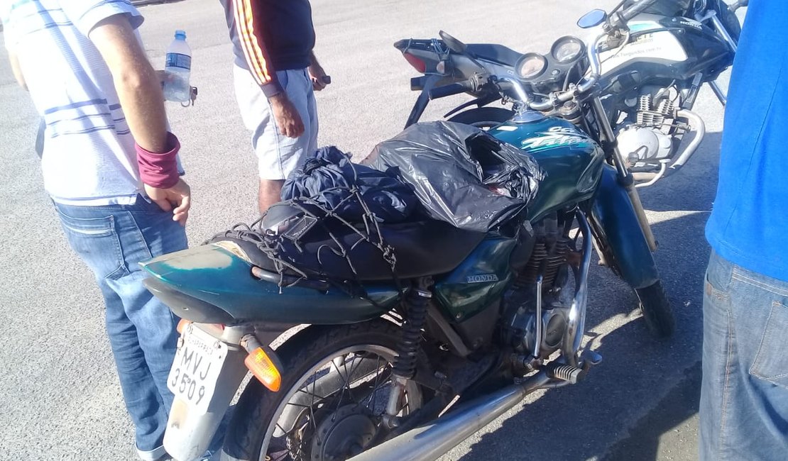 Condutor de motocicleta colide contra carro parado em Porto Calvo