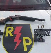 Pai e filho são presos com três armas de fogo no Litoral Norte de Maceió