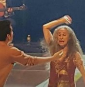 [Vídeo] Fã invade palco e Maria Bethânia se irrita